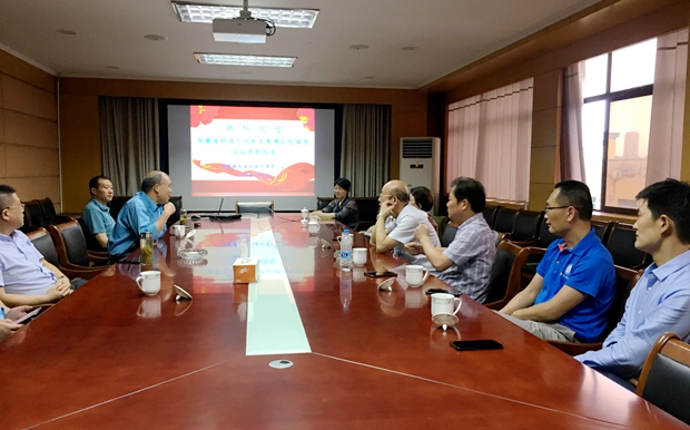 安徽(huī)省科技廳創新發(fā)展規劃處黃河清處長等一行在縣科商經信局(jú)的陪(péi)同下 安徽(huī)省科技廳創新發展規劃(huá)處黃河清處長(zhǎng)等一行在縣(xiàn)科商經信局的陪同下