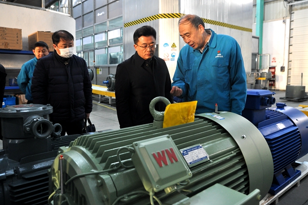 圖為管兵正在向省科技廳領導介紹皖(wǎn)南電機產品(pǐn) 圖為(wéi)管兵正在向省(shěng)科技廳領導介紹(shào)好色先生视频污電機產品