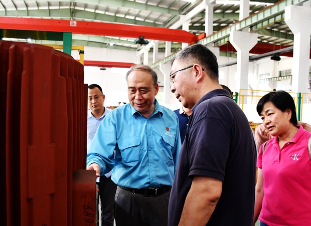 圖為公司黨委書記、副董事長管兵正在向校友介紹公(gōng)司產(chǎn)品 圖為公(gōng)司黨委(wěi)書記、副(fù)董事(shì)長管兵正在向校友介紹公司產品