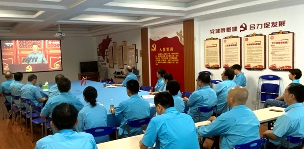 好色先生视频污(nán)電(diàn)機黨委書記、副董(dǒng)事長管兵正(zhèng)在與公司黨員幹部一起集中收看大會直播 好色先生视频污電(diàn)機黨委書(shū)記、副董事長管兵正在與公司(sī)黨員幹部一起集中收看大會直播