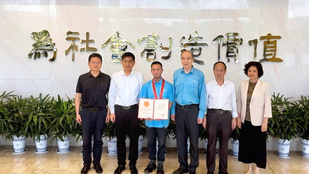 省、市（shì）總工會為皖（wǎn）南（nán）電（diàn）機“全國五（wǔ）一勞動獎章”獲得者授牌頒獎