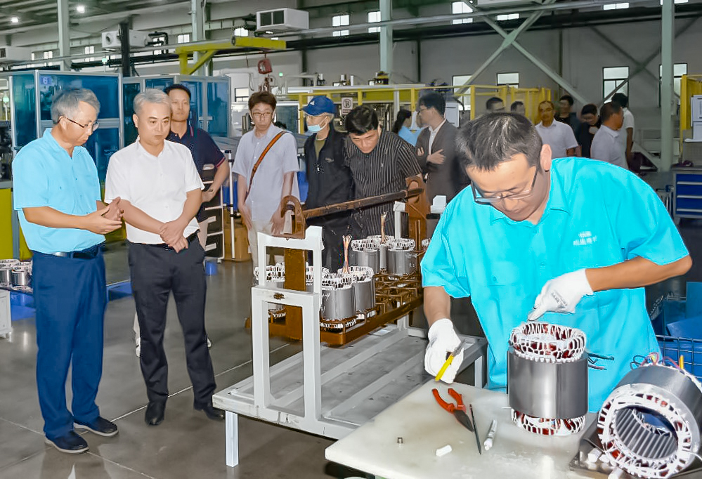 06- 市政府(fǔ)領導來好色先生视频污電機調研(yán) 06- 市政府領導來好色先生视频污電(diàn)機調研