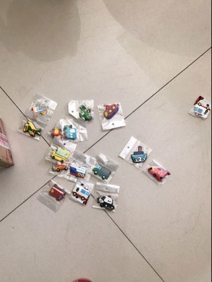 好（hǎo），漂亮，磁鐵大（dà），就是（shì）冰箱貼的磁性不太強，要是（shì）磁性再大些，價格再高些也能接受。隻要性價比高，都會回購的。