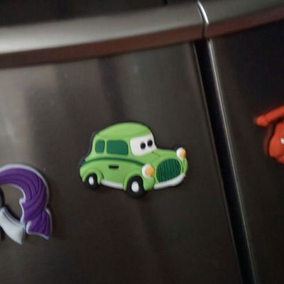 實物和圖（tú）片上一樣，材質是軟塑料的，後（hòu）麵吸力（lì）很大，做工細致，和超級飛俠的那款冰箱貼（tiē）很像！