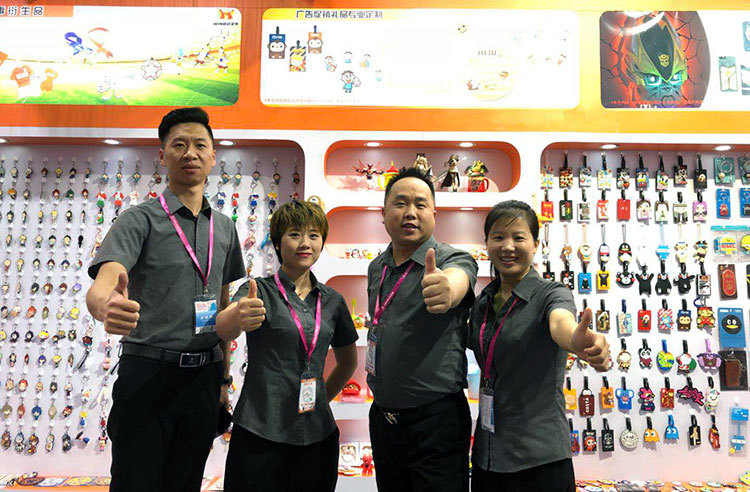 .17c嫩嫩草色视频工藝品2018秋（qiū）季北京（jīng）禮品展參展工作人員